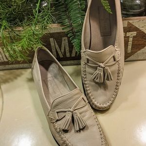Cole Haan LeatherTassel Loafer women's 8.5 AA Beig
